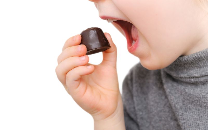 ¿Es sano para los niños comer chocolate?