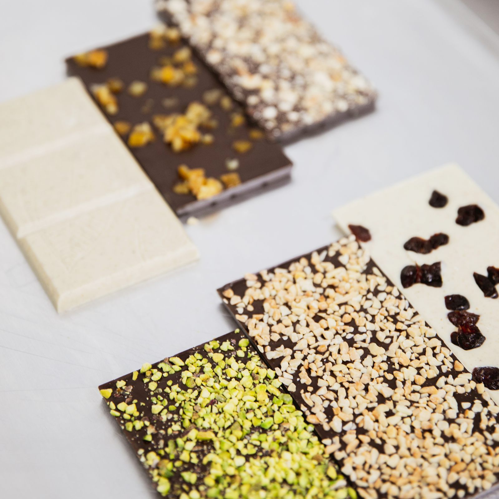 Tabletas de chocolate sin estuche sobre la mesa del obrador
