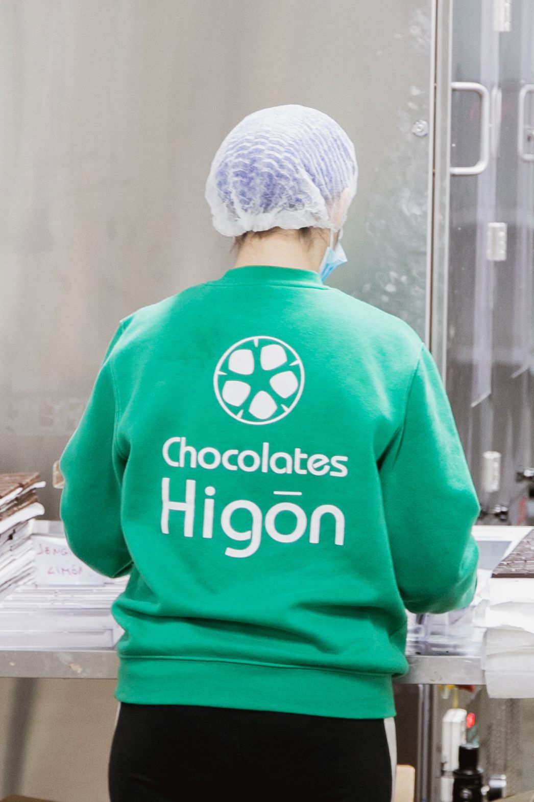 Persona del equipo de espaldas con la sudadera de Chocolates Higón