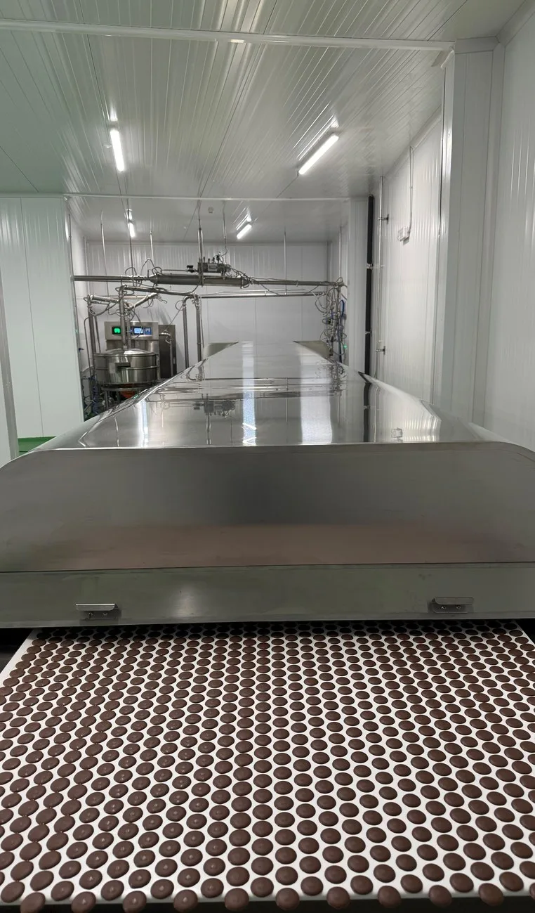 Botones de cobertura de chocolate Higón a la salida del túnel de enfriamiento